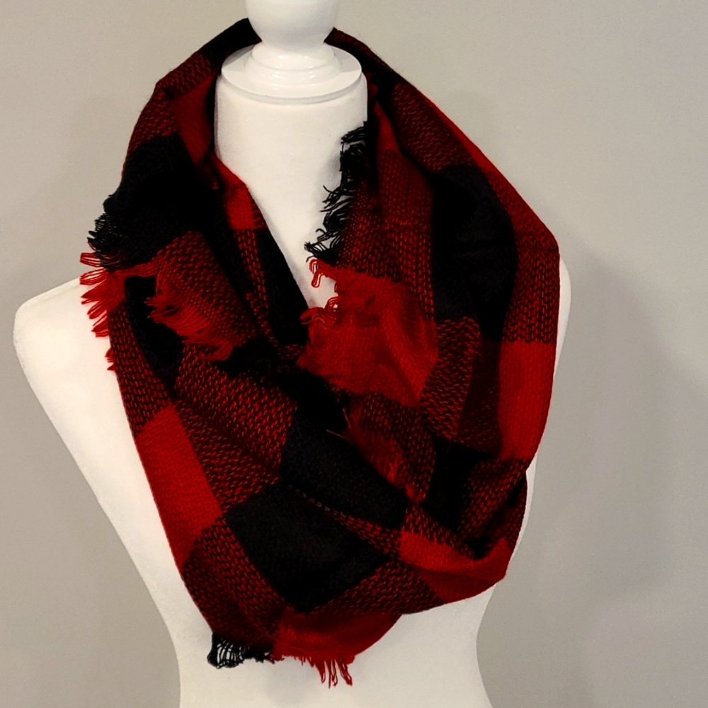 *NWT Black and red Buffalo plaid infinity scarf*